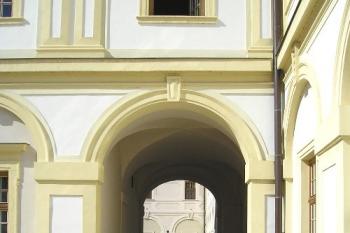 průchod z prvního na druhé nádvoří (© de ardoise 06/2005)