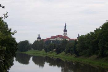 Hradisko u Olomouce - Pohled na Klášterní Hradisko přes řeku Moravu. (© Ivo Rozehnal 2005)