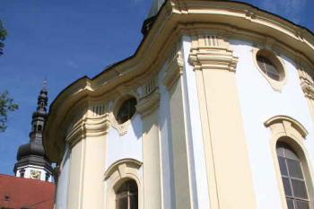 Kostel sv. Štěpána, v pozadí hlavní věž (© Ivan Grisa, 06/2008)
