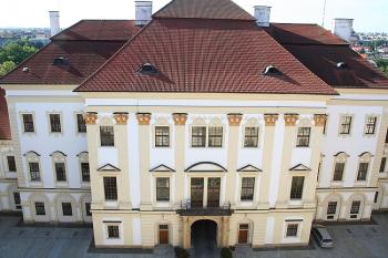 Čelní risalit se Slavnostním sálem z věže (© Ivan Grisa, 09/2008)