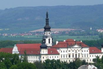 pohled na klášter Hradisko z věže kostela sv. Mořice v centru Olomouce ( © Jan P. Štěpánek 04/2009)