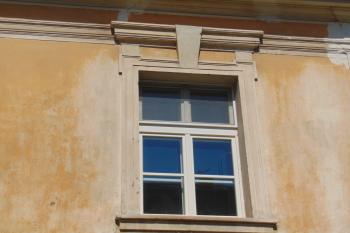 Detail okna s nadokenní římsou a šambránami (© Dušan Dohňanský  05/2021)