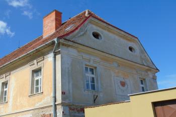 Jižní boční strana se slumečními hodinami (© Dušan Dohňanský  05/2021)