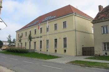 pohled na západní část zámku (© D Dohňanský, 09/2014)