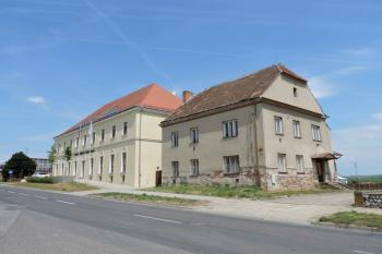 celkový pohled na zámek od jihu ( © Jan P. Štěpánek 05/2015)