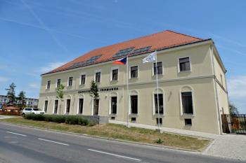uliční průčelí zámku ( © Jan P. Štěpánek 05/2015)