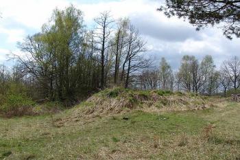 Náznak valu na severozápadě ( © Roman Řezáč 05/2005)