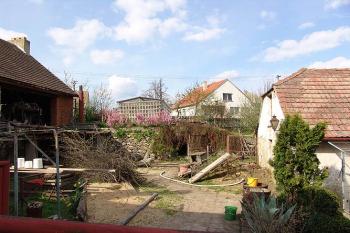 Dvůr domu, pozůstatkem tvrze má být pahorek, na kterém je dnes skleník ( © Roman Řezáč 05/2005)