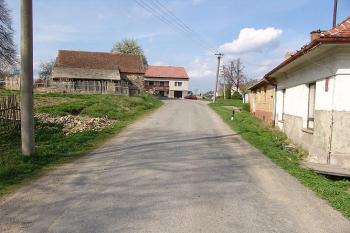 Silnice za domem, uváděná jako možný, ale nepotvrzený pozůstatek příkopu na západě ( © Roman Řezáč 05/2005)