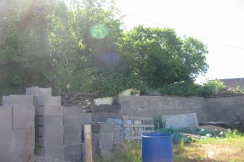 Stěna budoucího stavení stojí přesně na západním úpatí centrálního pahorku (© D Dohňanský, 07/2015)
