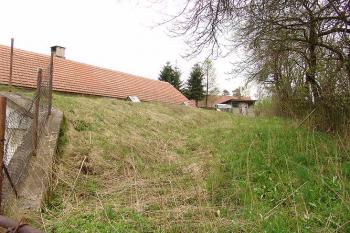 Val zřejmě novodobého původu na jihozápadě ( © Roman Řezáč 05/2005)