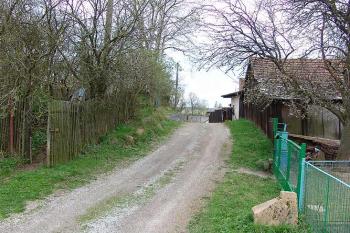 Cesta mezi domem a zahradou (vlevo), kde stál centrální pahorek ( © Roman Řezáč 05/2005)