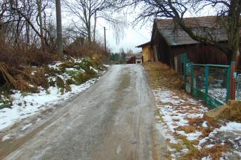 Vlevo je sev. část centrálního pahorku tvrze (© Dušan Dohňanský  12/2021)