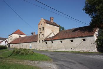 Hospodářské křídlo od jihovýchodu ( © Ivan Grisa 08/2011)