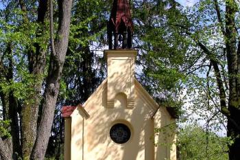 Kaple před zámkem ( © Petr Vaculčík 05/2005)