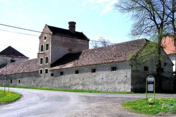 Starší část přestavěná na sýpku ( © Petr Vaculčík 05/2005)