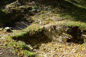 Relikt brány na severní straně, patrná kapsa pro závoru a zbytky ostění (© Jan Večeřa, 10/2015)