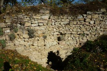 Původní jádro, severní část, konzolka v místě lomení zdi, snad podpírala strop (© Jan Večeřa, 10/2015)