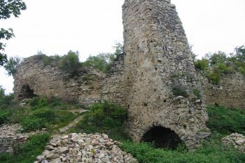 Břitové zakončení hradeb na jihu ( © Dušan Dohňanský 09/2015)