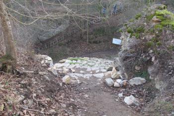 Vstupní brána z nádvoří, vpravo zbytek asi věže, přes příkop vedl most ( © Dušan Dohňanský 01/2020)