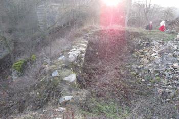Jv.hradby, vlevo zbytek vých.parkánové zdi ( © Dušan Dohňanský 01/2020)