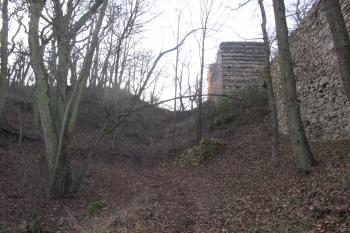 Menší příkop před štítovou zdí,vlevo předsunuté opevnění (© Dušan Dohňanský 01/2020)