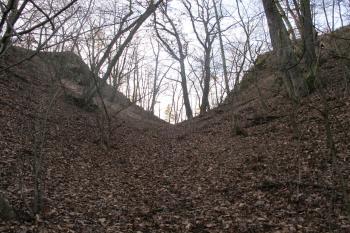 Příkop mezi nástupní plošinou /vlevo/ a předsunutým opevněním /vpravo/ (© Dušan Dohňanský 01/2020)