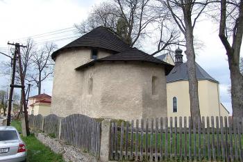 Hřbitovní kaple a za ním stojíci kostel sv.Václava ( © Roman Řezáč 05/2005)