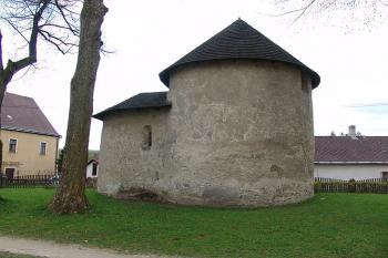 Kostnicová hřbitovní kaple ve Stonařově ( © Roman Řezáč 05/2005)