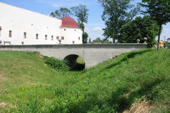 mostní přístup k zámku (© D Dohňanský, 06/2015)