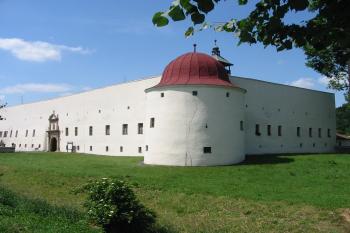 předzámčí s baštou na jv. (© D Dohňanský, 06/2015)