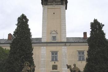 vstupní průčelí vlastního zámku (© de ardoise 05/2005)