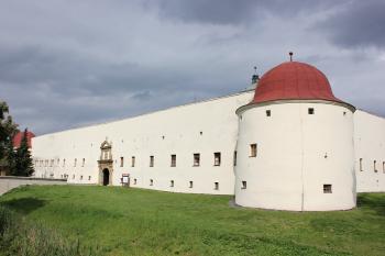 Jižní částí opevnění se dvěma baštami. (© Luděk Vláčil 09/2017)