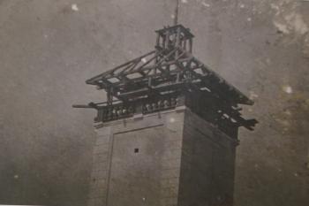 Práce na nové střeše zámecké věže. (1920) ( © Luděk Vláčil 09/2017)