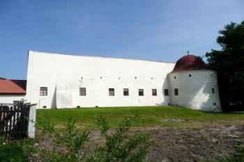 předzámčí s nárožní baštou od severozápadu ( © Jan P. Štěpánek 06/2008)