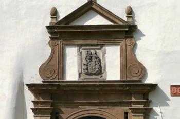 barokní vstupní portál předzámčí s ebem Jana Kaltschmieda z Eisenbergu ( © Jan P. Štěpánek 06/2008)