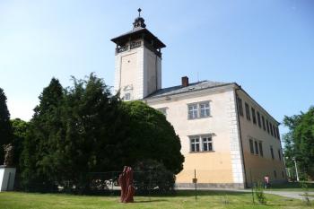 vlastní renesanční zámek od jihu ( © Jan P. Štěpánek 06/2008)