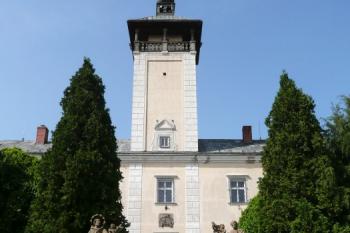 vstupní průčelí zámku s průjezdní, v renesanci zvýšenou věží ( © Jan P. Štěpánek 06/2008)
