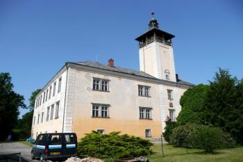 zámek Dřevohostice od jihozápadu ( © Jan P. Štěpánek 06/2008)