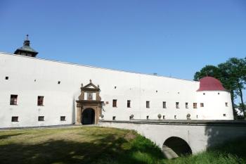 barokně upravené vstupní předzámčí ( © Jan P. Štěpánek 06/2008)
