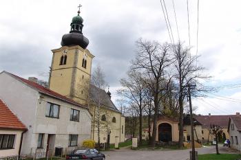 Celkový pohled na situaci v okolí kostela ( © Roman Řezáč 05/2005)