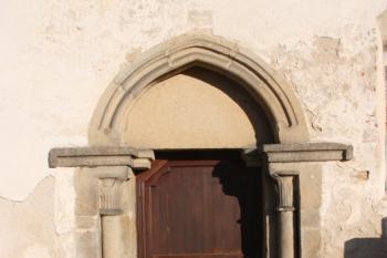 Jižní portál staré části kostela ( © Ivan Grisa 12/2009)