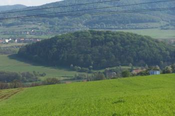 Pohled na vrch od severu (© Vladimír Studecký 05/2005)