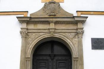 vstupní portál kostela (© de ardoise 05/2005)