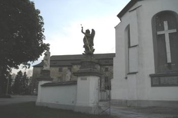 pohled na zámek od závěru kostela (© de ardoise 05/2005)