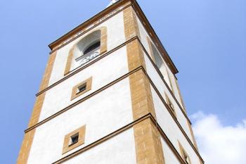 Podhled k vrcholu kostelní věže (© Jan P. Štěpánek 06/2006)