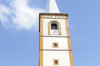 Čelní pohled na průčelní věž kostela (© Jan P. Štěpánek 06/2006)