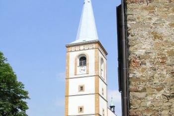 Farní kostel od severní stěny zámku (© Jan P. Štěpánek 06/2006)