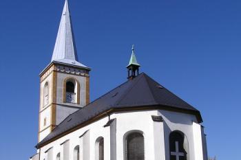 Farní kostel od východu ( © Jan P. Štěpánek 10/2007)