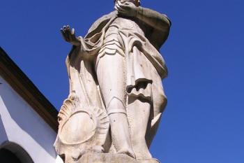 Jedna z cenných soch na zdi kolem kostela ( © Jan P. Štěpánek 10/2007)